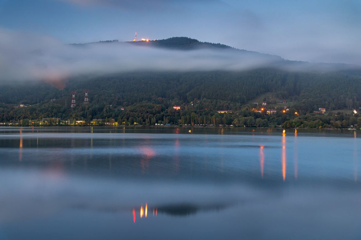 Góra Żar z perspektywy Jeziora Międzybrodzkiego