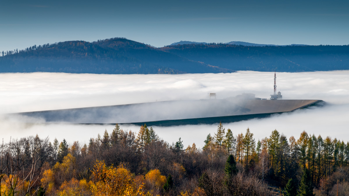Mgła zalewa górę Żar