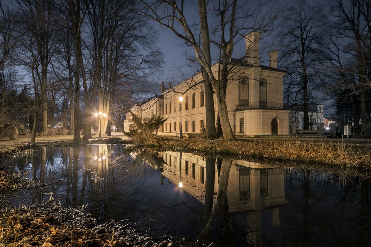 pałac w świetle lamp