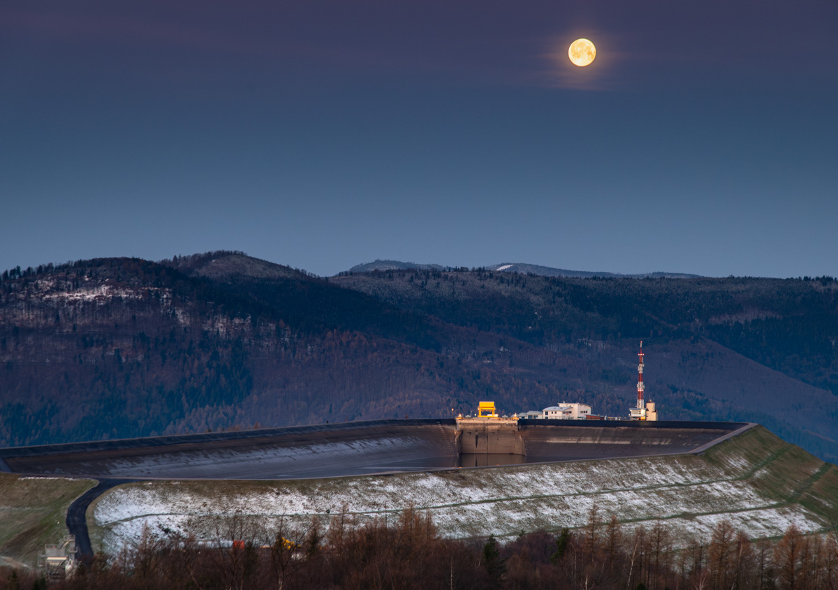Pełnia księżyca nad Żarem