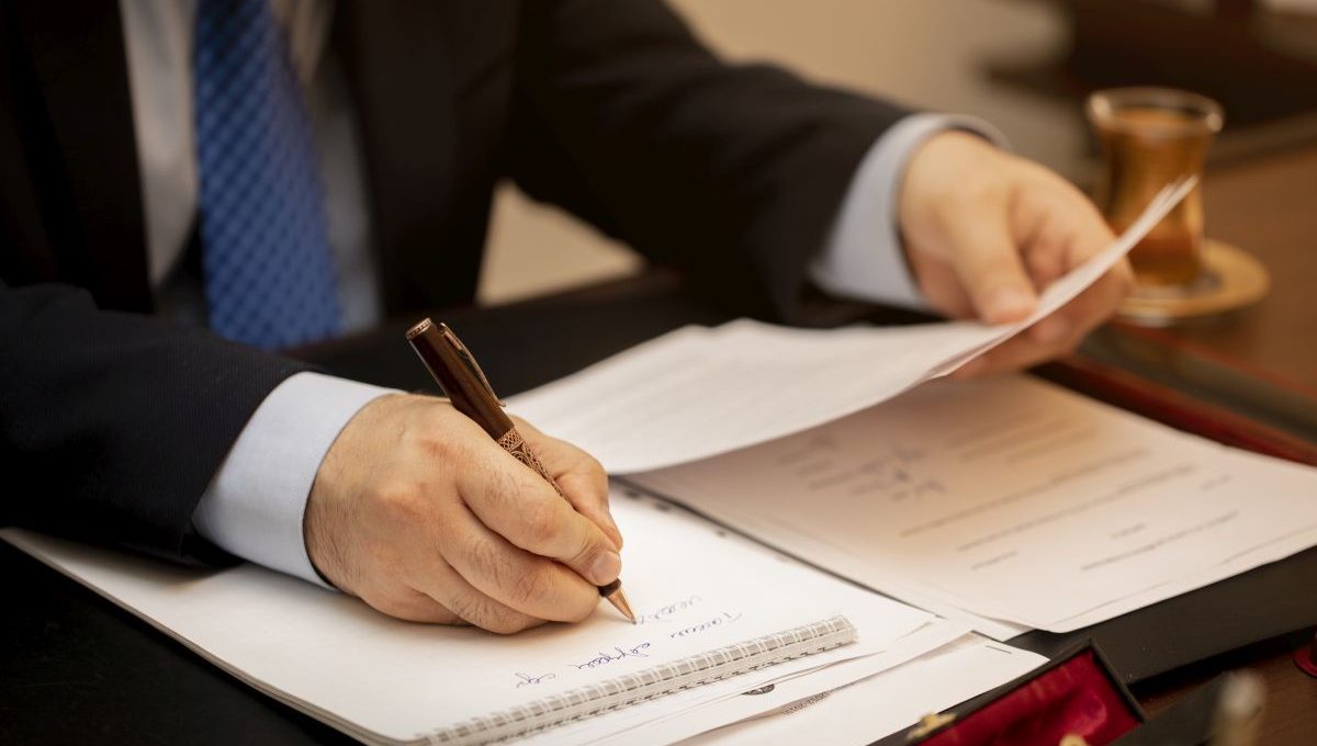 Różnice między postępowaniem sądowym a postępowaniem spadkowym przed notariuszem