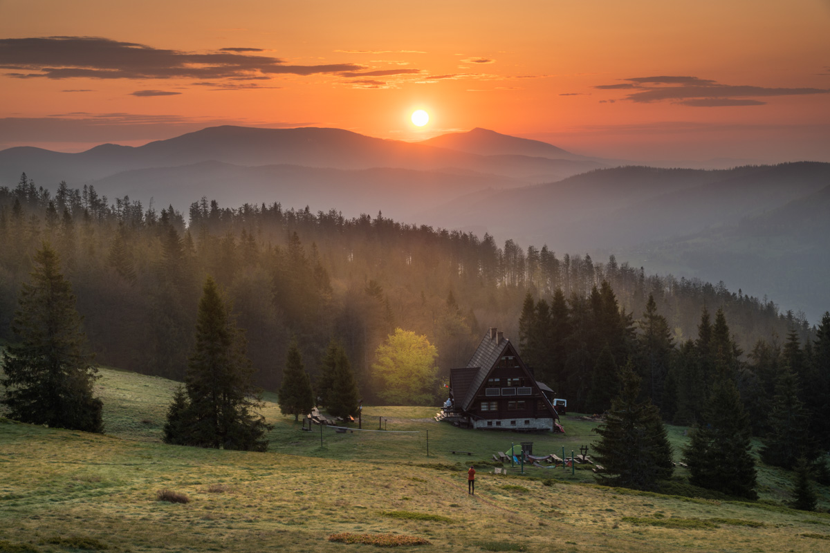 słońce wstaje nad Babią Górą