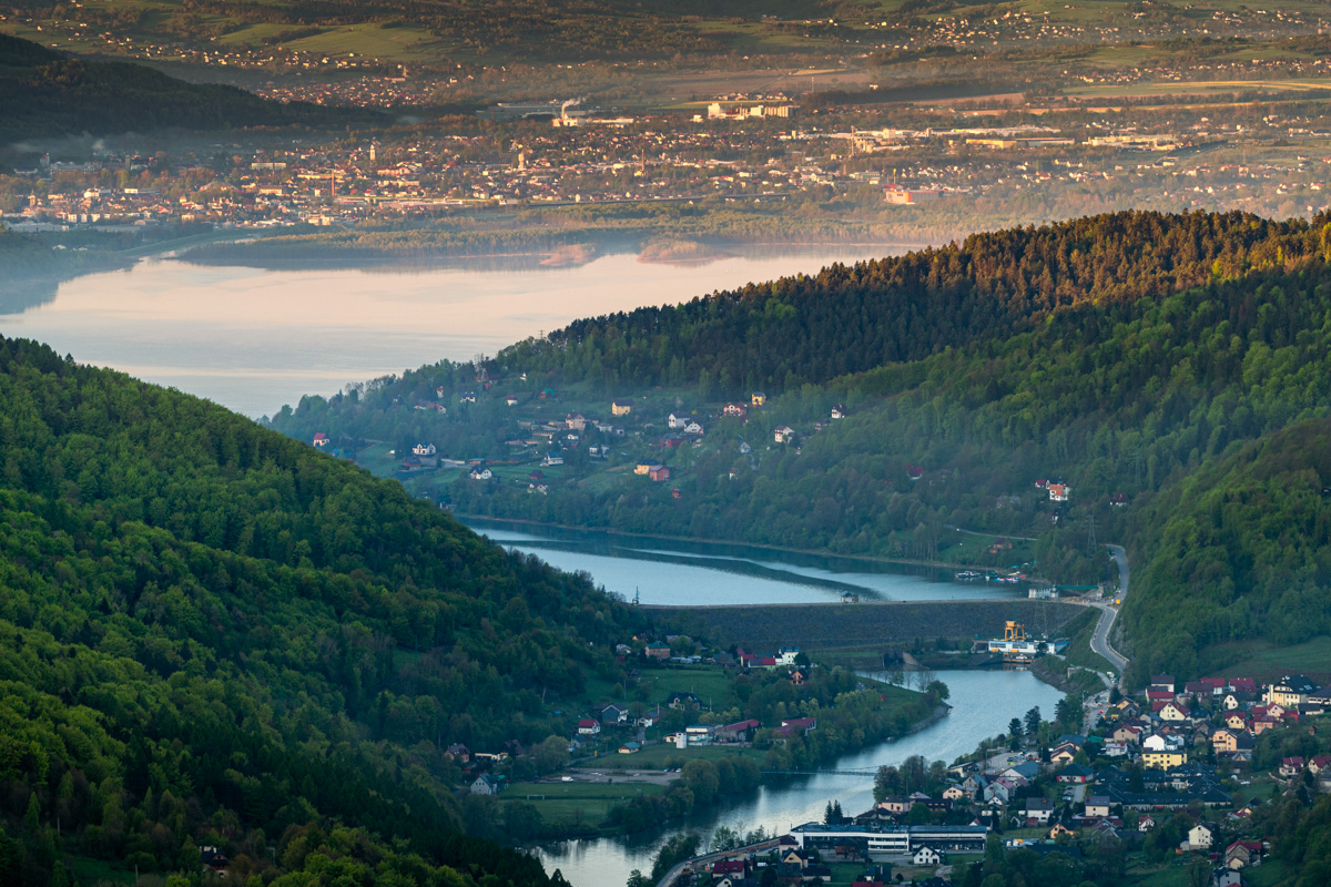 widok z żaru na zaporę w tresnej