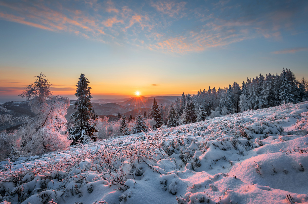 Zimowy wschód słońca na Kiczerze